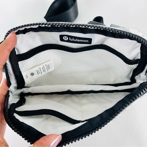 Lululemon Belt Bag 1L - Picture 4 of 6